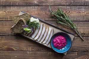 de gesneden reuzel met brood en specerijen. foto