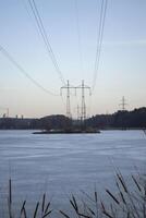 elektrisch torens Aan een eiland Aan de meer. foto