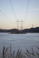 elektrisch torens Aan een eiland Aan de meer. foto