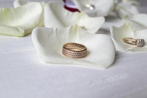 gouden ring Aan wit bloemblaadjes van rozen. foto