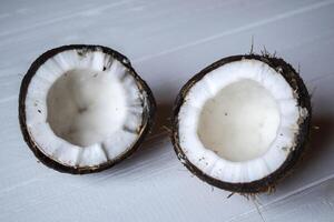 kokosnoot Aan een wit houten achtergrond. foto