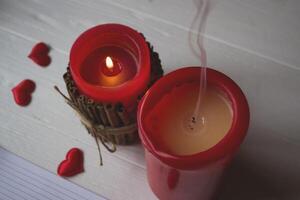 rood kaarsen en liefde harten Aan de tafel, dichtbij omhoog. foto