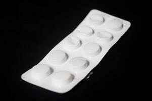 een wit pil fles met een wit pil binnen foto