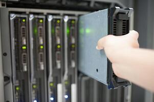het ingenieur repareren een server in een datacenter foto