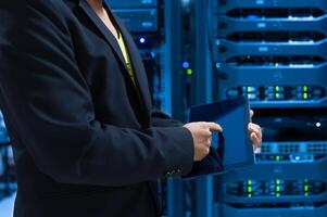 het ingenieur repareren een server in een datacenter foto