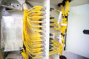 glasvezel met servers in een technologisch datacenter foto