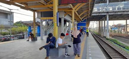 werkzaamheid mensen Bij spoorweg trein station bekasi. lokaal trein Indonesië. spoorweg weg. west Java, Indonesië - april 8 2024 foto