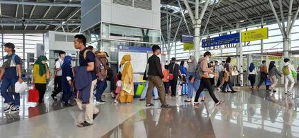 de atmosfeer reizigers of mudik Lebaran of pulang kampung of idul fitri momenten in trein station bekasi. west Java, Indonesië - april 8 2024 foto