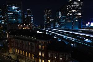 een nacht panoramisch stadsgezicht in voorkant van tokyo station breed schot foto