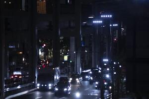 een nacht verkeer jam Bij de stedelijk straat in tokyo lang schot foto