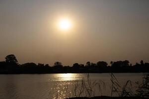 zonsondergang bij de rivier foto