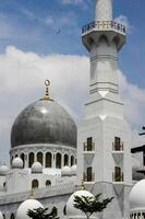 wit moskee met mooi koepels en wolken foto