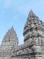 prambanan tempel met helder blauw wolken foto