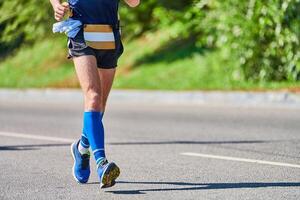 atletisch Mens jogging in sportkleding Aan stad weg foto