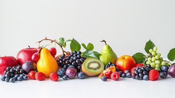 een overvloedig selectie van vers, levendig fruit zijn verspreide kunstzinnig Aan de ongerept wit achtergrond foto