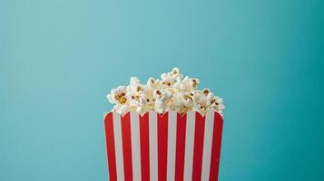 een opvallend samenstelling met een verleidelijk pak van popcorn tegen een levendig, monochromatisch backdrop foto