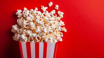 een opvallend samenstelling met een verleidelijk pak van popcorn tegen een levendig, monochromatisch backdrop foto