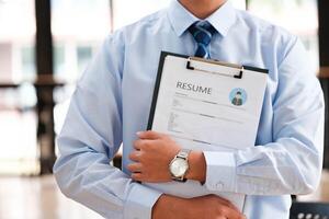 detailopname van zakenman Holding een cv. foto