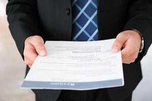 detailopname van zakenman Holding een cv. foto