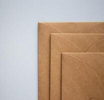 kraft enveloppen, bruin envelop, bruin papier textuur. kraft papier foto