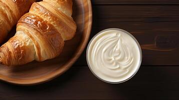 koffie laat en croissant brood Aan restaurant ontbijt foto