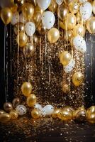 goud en wit ballonnen met goud confetti vallend naar beneden over- zwart achtergrond. nieuw jaar, verjaardag of bruiloft viering gegenereerd.ai foto