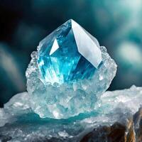 een blauw diamant zittend Aan top van een rots foto