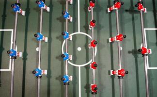 tafel Amerikaans voetbal. groen tafel met weinig spelers. spelen Amerikaans voetbal tafel spel. foto