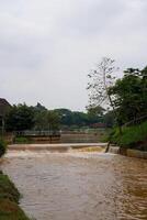 de duister rivier- water stromen snel na de regen. foto