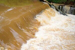 het looks dichtbij naar de afleiding van duister water dat stromen snel verder de grens dam. foto