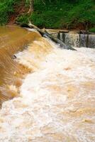 het looks dichtbij naar de afleiding van duister water dat stromen snel verder de grens dam. foto