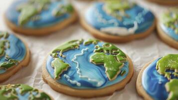 een dichtbij omhoog van koekjes versierd met blauw en groen suikerglazuur de vorm van aarde foto