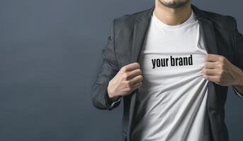 zakenman opening zijn overhemd met de tekst bouwen uw merk geschreven Aan een wit t-shirt tegen een geïsoleerd achtergrond. foto