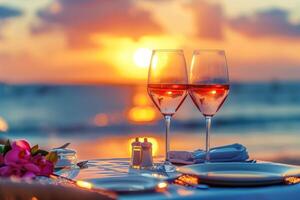 twee bril van drankjes met roos bloemblaadjes Aan een tafel Bij zee strand gedurende zonsondergang foto