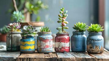 inschrijving planten in kleurrijk keramisch potten Aan een houten tafel foto