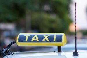 taxi teken Aan top van een Grieks taxi, opzettelijk selectief focus. copyspace voor uw individu tekst foto