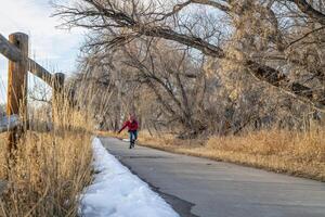 in lijn het schaatsen Aan een geplaveid fiets spoor in Colorado foto