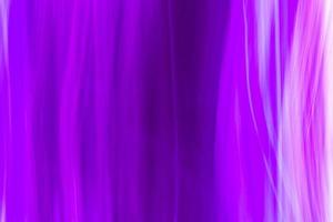 horizontale abstracte lila-violette achtergrond met horizontale lijnen golven. foto