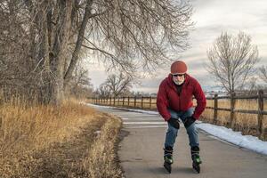 in lijn het schaatsen Aan een geplaveid fiets spoor in Colorado foto