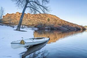 uitgedost expeditie kano in winter landschap foto