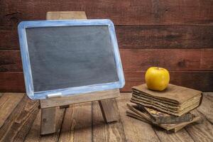 blanco schoolbord teken Aan rustiek hout foto