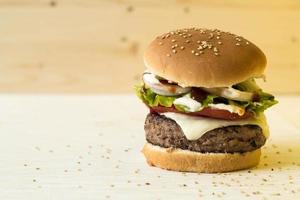 heerlijke hamburger op houten tafel foto