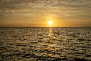 gouden zonsopkomst over- tampa baai in Florida met sommige golven foto