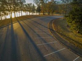 zonsopkomst over- de Tennessee rivier- en parkeren veel in colbert veerboot park, natuurlijk spoor parkway, antenne visie van vallen landschap foto