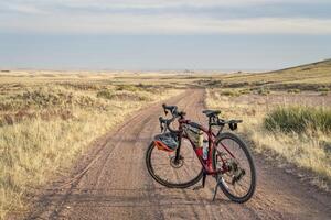 grind fiets Aan een aarde weg in Colorado prairie foto