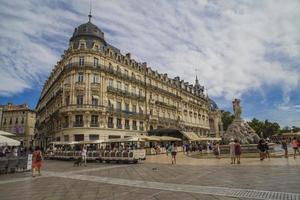 montpellier, frankrijk, 13 juli 2015 - niet-geïdentificeerde mensen op place de la comedie in montpeller, frankrijk. dit plein is het belangrijkste middelpunt van de stad Montpellier. foto