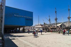 Genua, Italië, 2 juni 2015 - niet-geïdentificeerde mensen door het Genua-aquarium. het aquarium van genua is het grootste aquarium van italië en een van de grootste in europa. foto