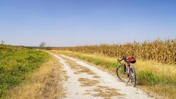 grind toeren fiets Aan stoomboot spoor spoor bekeerd van oud spoorweg rennen aan de overkant bouwland en maïs veld- in de buurt Peru, Nebraska foto