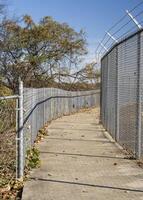 versmallen omheind traject naar hydro macht station overzien - wilson dam Aan de tennesse rivier- in Florence, Alabama foto