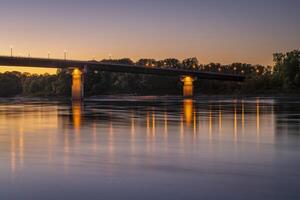 brug over- Missouri rivier- Bij hermann, ma, na zonsondergang foto